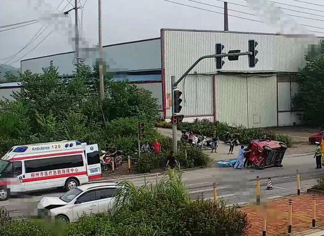 撞翻前车后，她才知道红灯亮了要刹车......