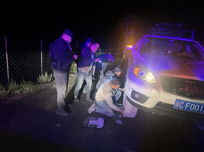 车辆突发故障民警化身“修理工”及时消除隐患
