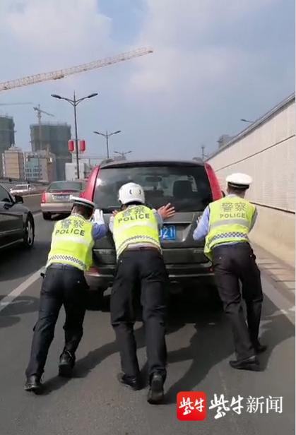耒阳皮卡车路上出现故障，交警推车保畅通