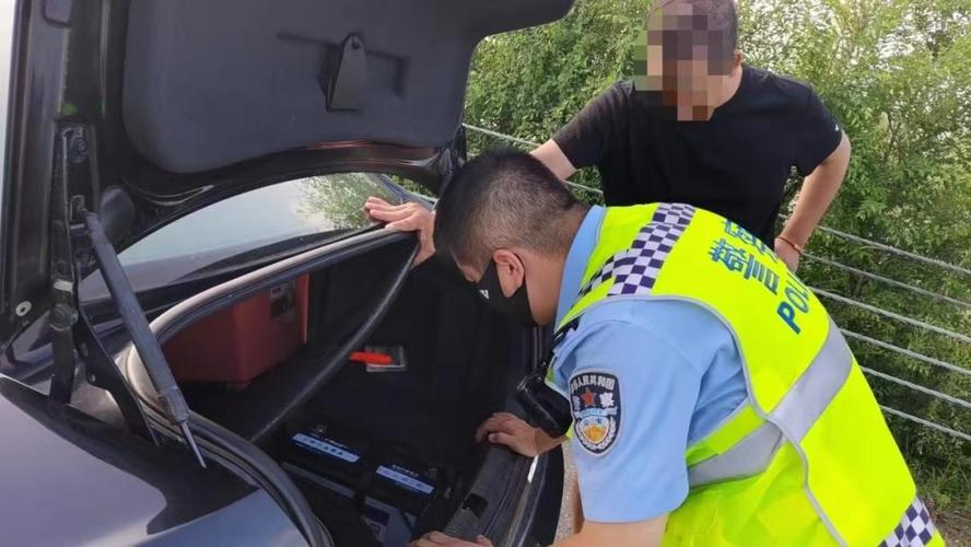 暖心警事|车辆亏电无法启动交警帮忙消除隐患