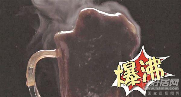 小心暴沸现象，微波炉不能烧水吗。得看是什么水