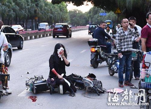盐亭一电动二轮车逆行侧翻，车损人受伤