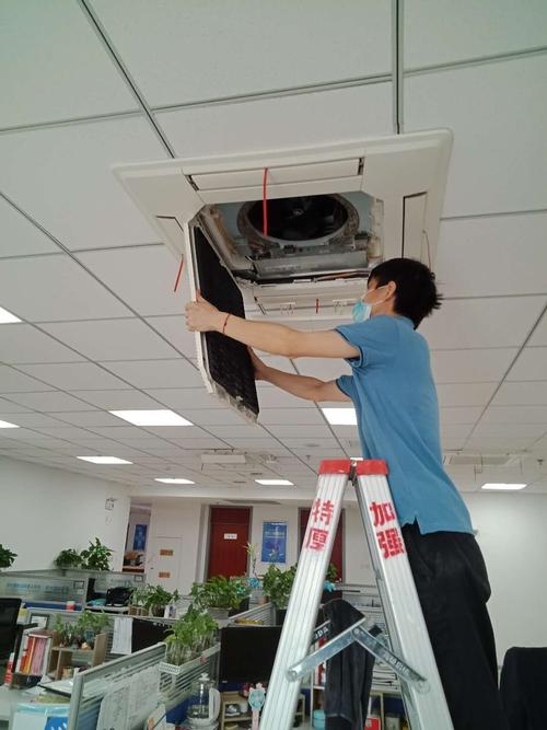 气温升高空调清洗迎旺季。有约克VRF中央空调在，无需手动清洁