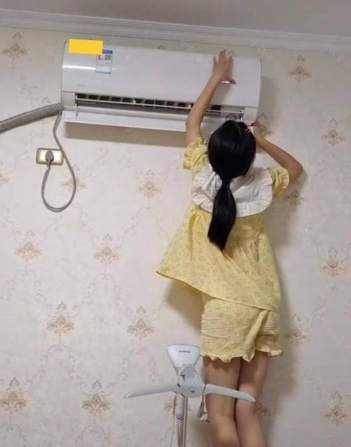 女子洗完澡后，找不到空调遥控器，踩凳子寻找空调的触屏开关