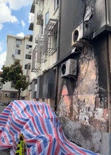 事发徐汇一小区车辆起火燃烧，多台空调外机被烧毁