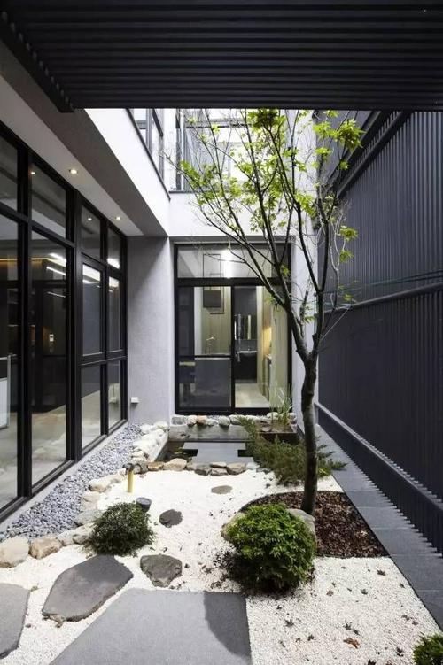 公寓天井，一方诗意栖息地：探析室内装修的艺术与生活融合