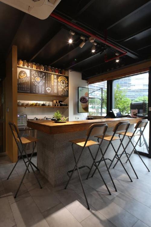 匠心独运，一桌一椅：店内吧台装修的艺术与魅力
