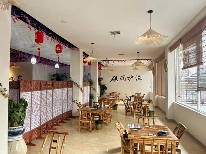 匠心独运，营造温馨：小型汤店室内装修之路